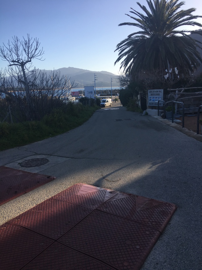 Travaux d'aménagement de la voie d'accès du port de Porto Pollo Travaux d'aménagement de la voie d'accès du port de Porto Pollo