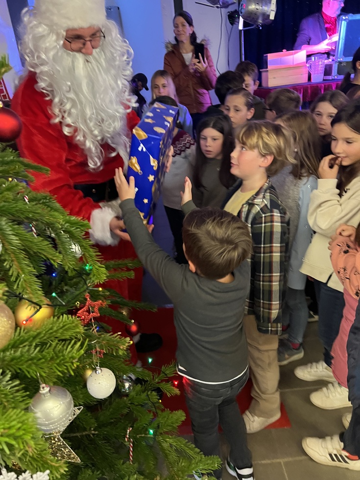 Un Arbre de Noël magique à Serra di Ferro ! Un Arbre de Noël magique à Serra di Ferro !